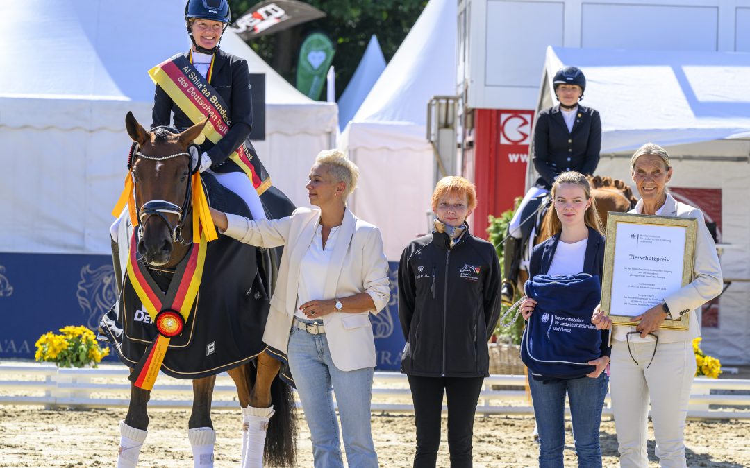Christiane Ulmker ritt die selbstgezogene Be my Sunshine in Bilderbuchmanier zum Titel der Bundeschampionesse bei den dreijährigen Stuten und Wallachen und erhielt zudem den BMLEH-Tierschutzpreis aus der Hand von Susanne Ridderbusch (rechts im Bild). Foto: Gesina Grömping/Equitaris