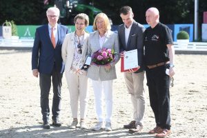 Ehrung mit dem Reiterkreuz in Gold für Anke Frömming (von links): Dr. Klaus Miesner, ihre Schwester Ursula Ritter, Anke Frömming, Dr. Dennis Peiler und Martin Richenhagen. Foto: FN/Wulf Rohwedder